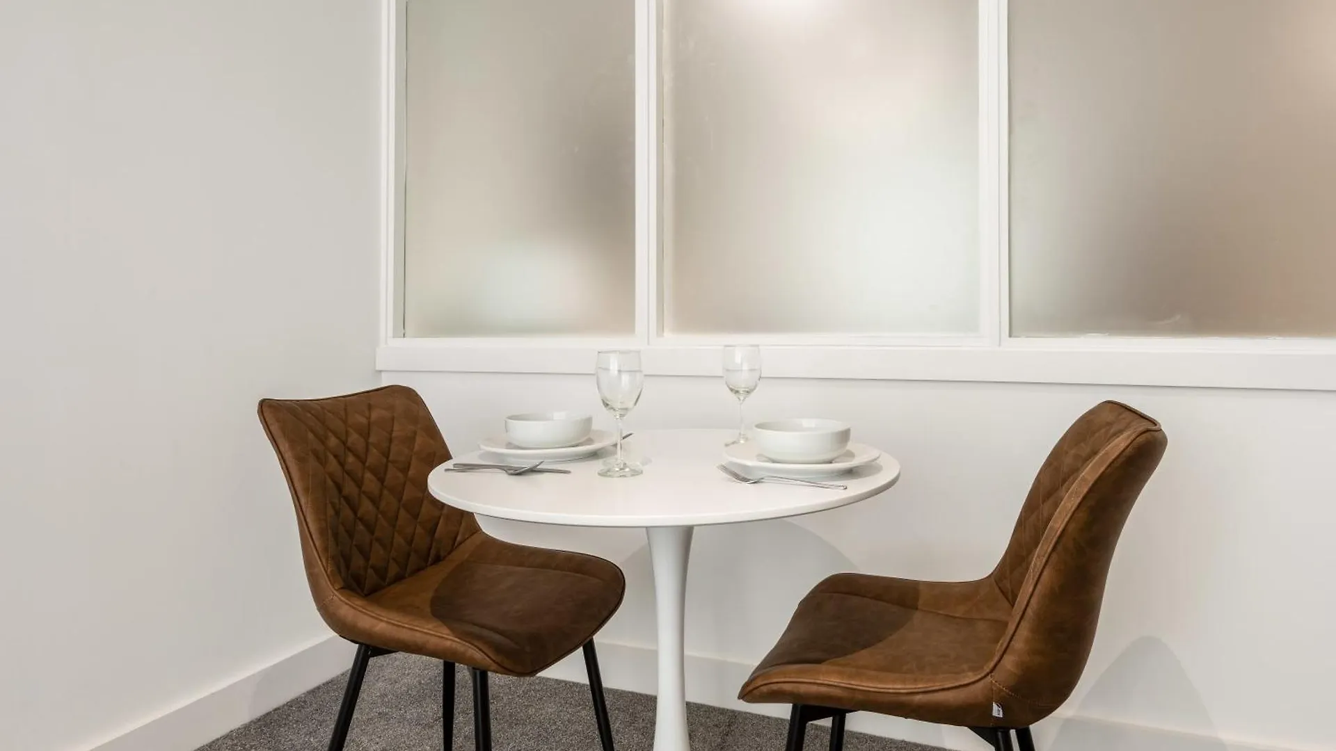 Modern And Spacious Central Rotherham Studio